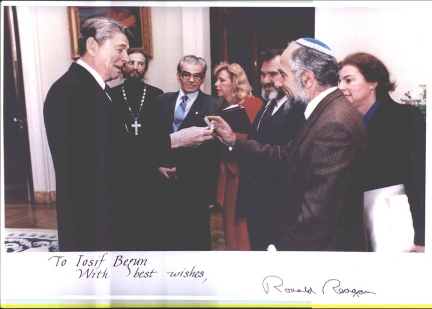 Meeting of Yosef Begun with Ronald Reagan in the White House. May 1988.
Ronald Reagan presents Yosef Begun with a bracelet engraved with the inscription “Prisoner of Zion Yosef Begun” which was presented to Ronald Reagan by SSSJ activists and which, up to then, had been kept by the President on his desk.